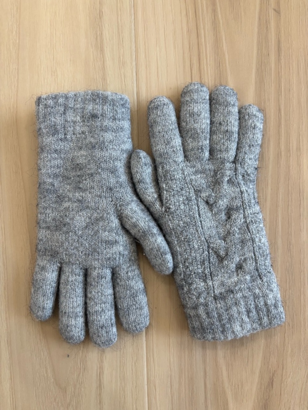 Cozy Cable Knit Wool Gloves - Light Gray